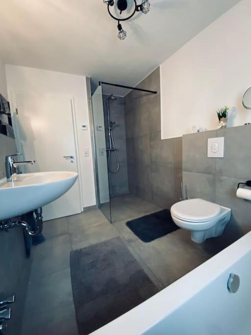 Grosse Moderne Ferienwohnung Auch Als Monteur Unterkunft Nutzbar, In Stolberg - Vicht ภายนอก รูปภาพ